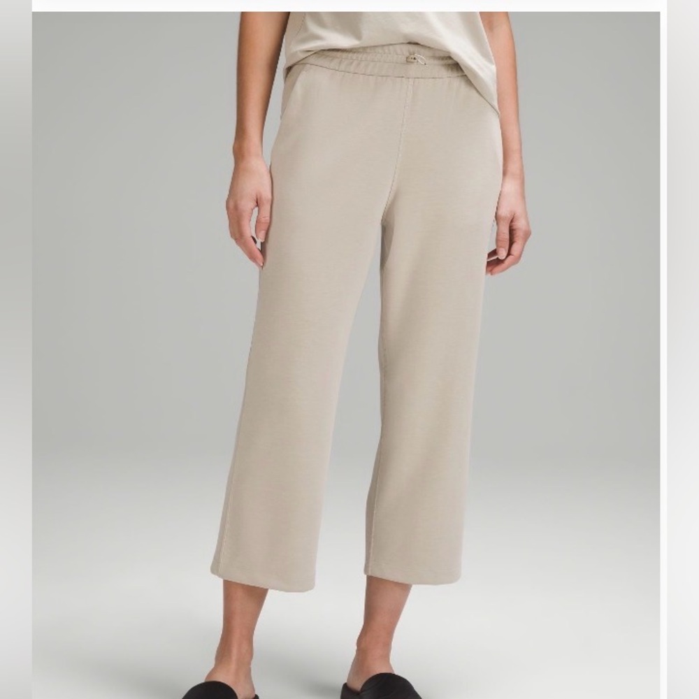 Softstreme High-Rise Straight-Leg
Cropped Pant, like new